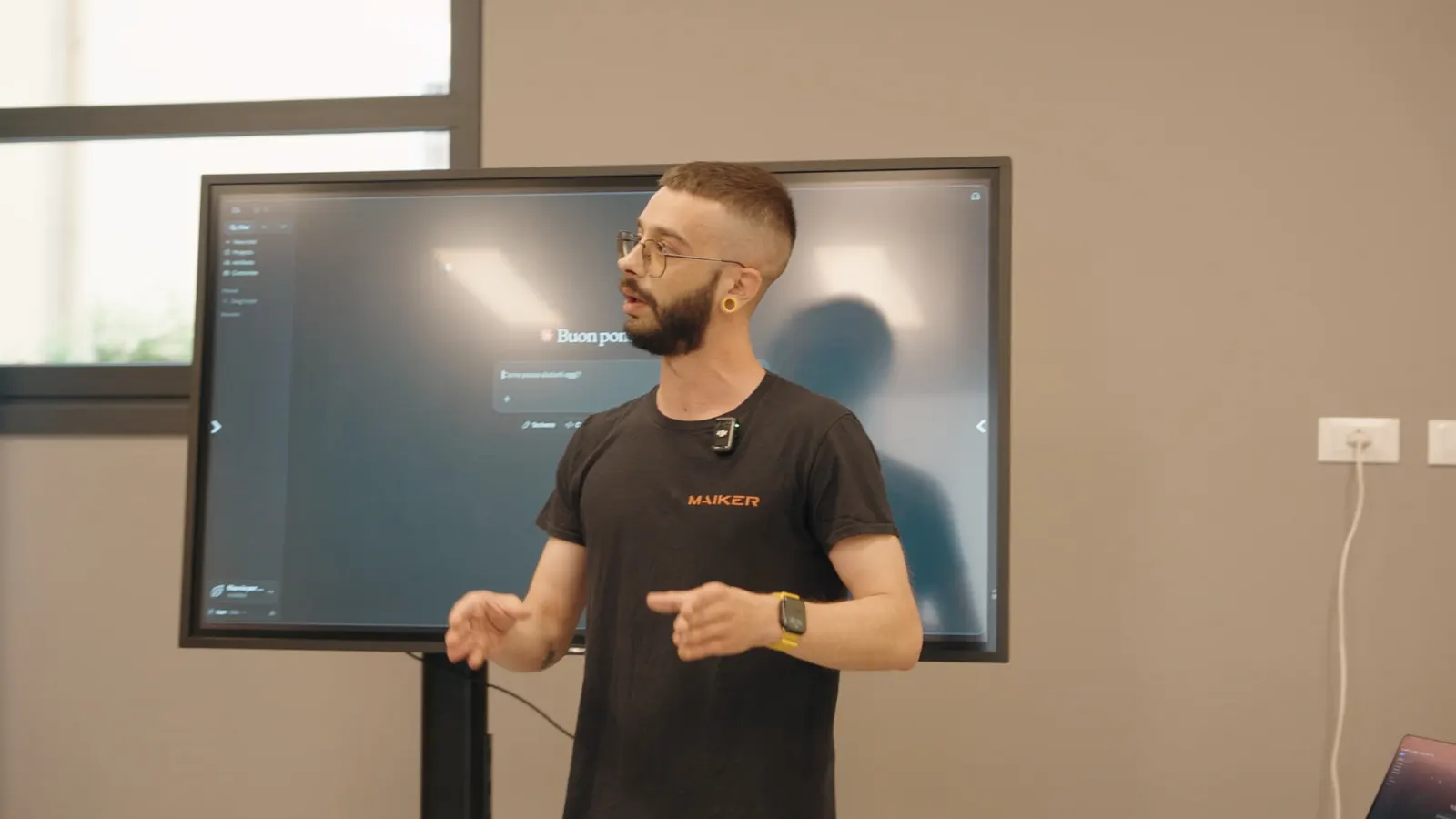 Speaker MAIKER durante una sessione di Build with AI