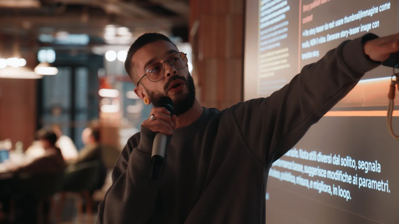 Speaker MAIKER durante una presentazione a The Social Hub